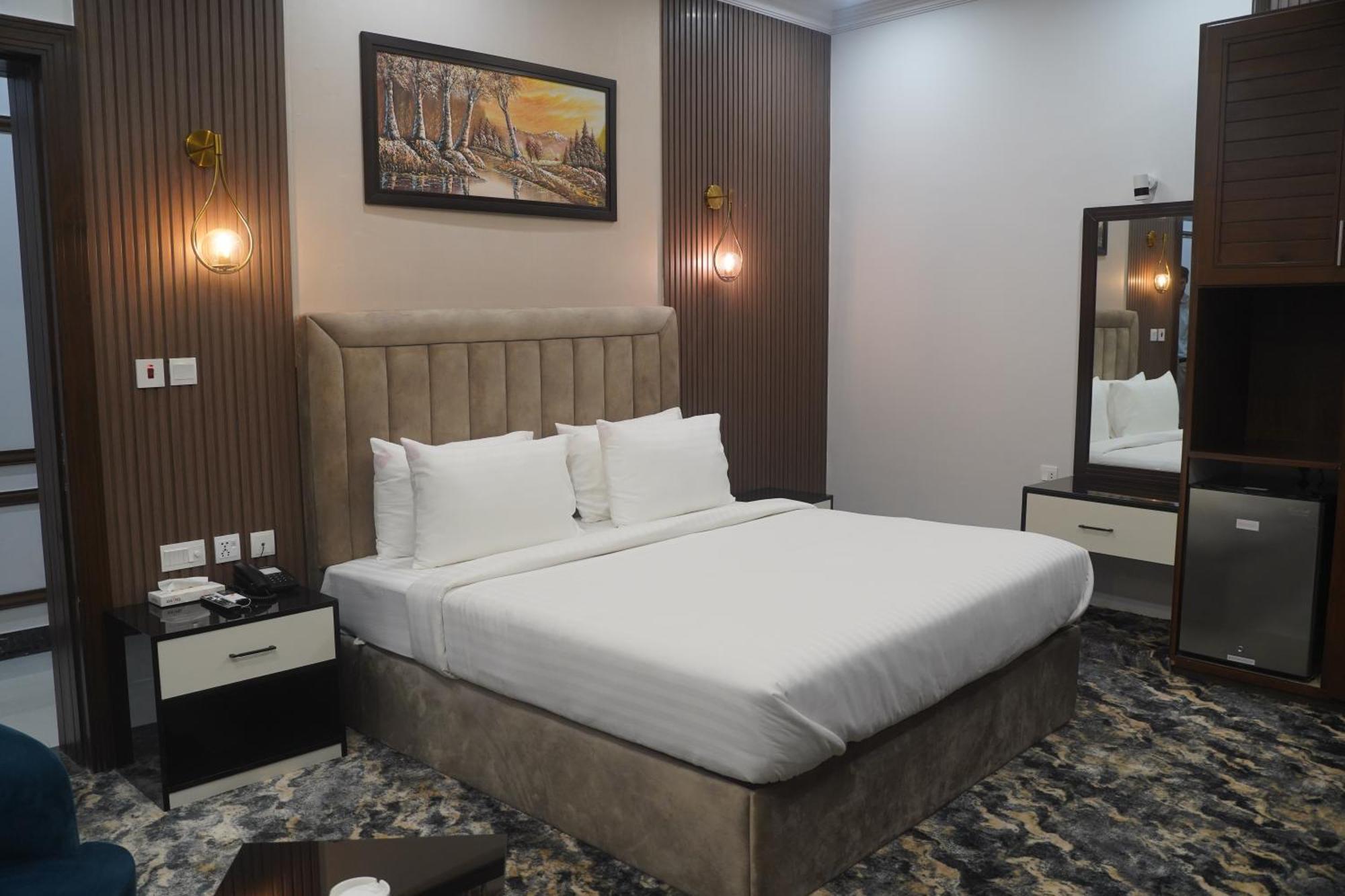 Swarg Hotel Sahiwal Экстерьер фото