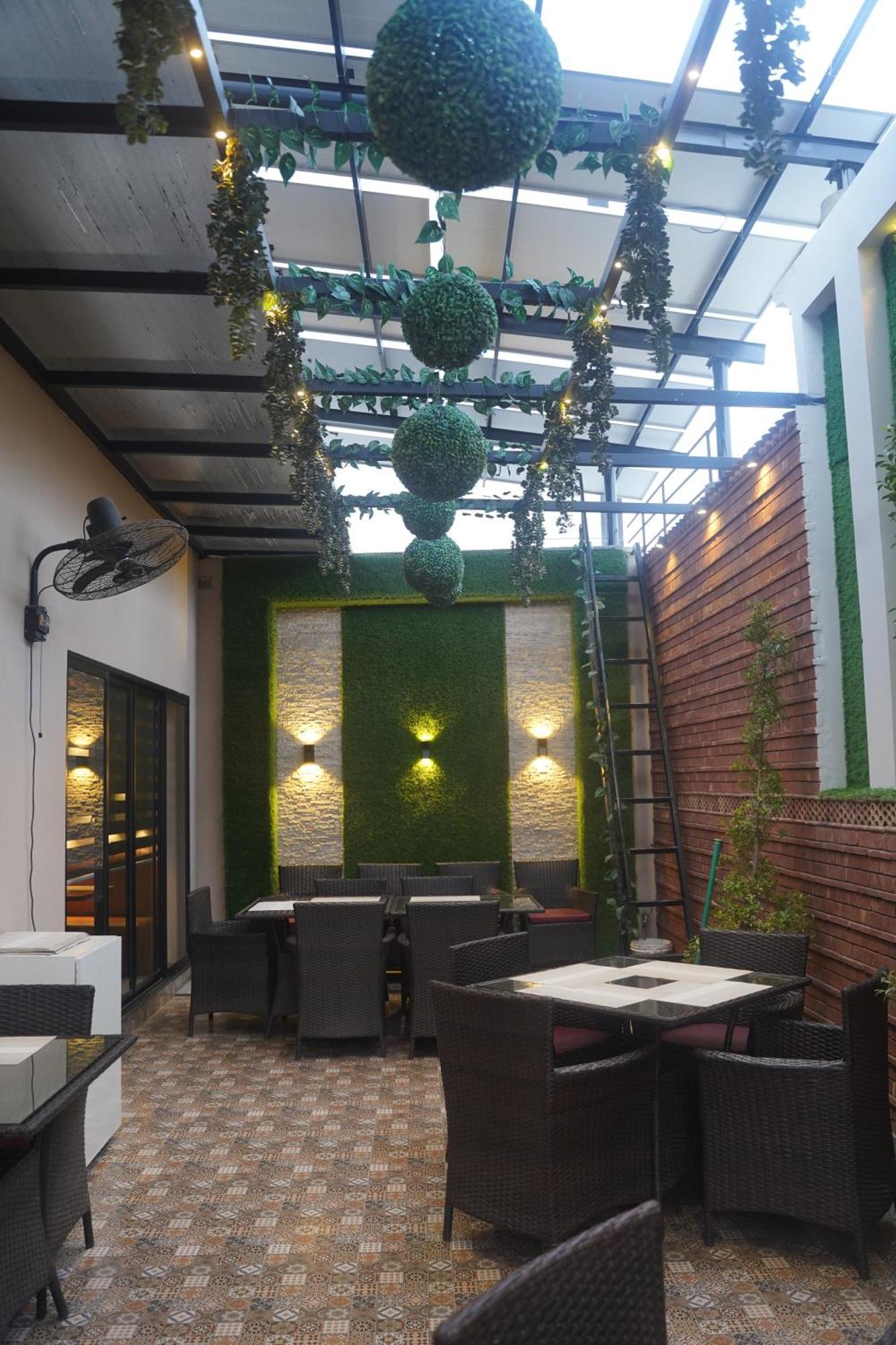 Swarg Hotel Sahiwal Экстерьер фото