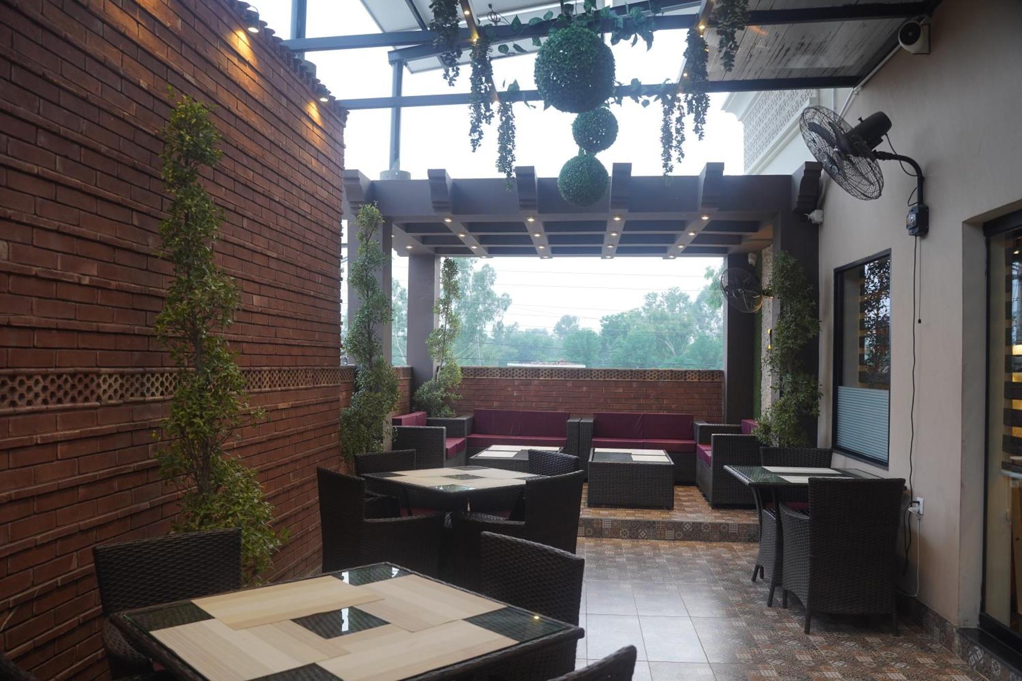 Swarg Hotel Sahiwal Экстерьер фото