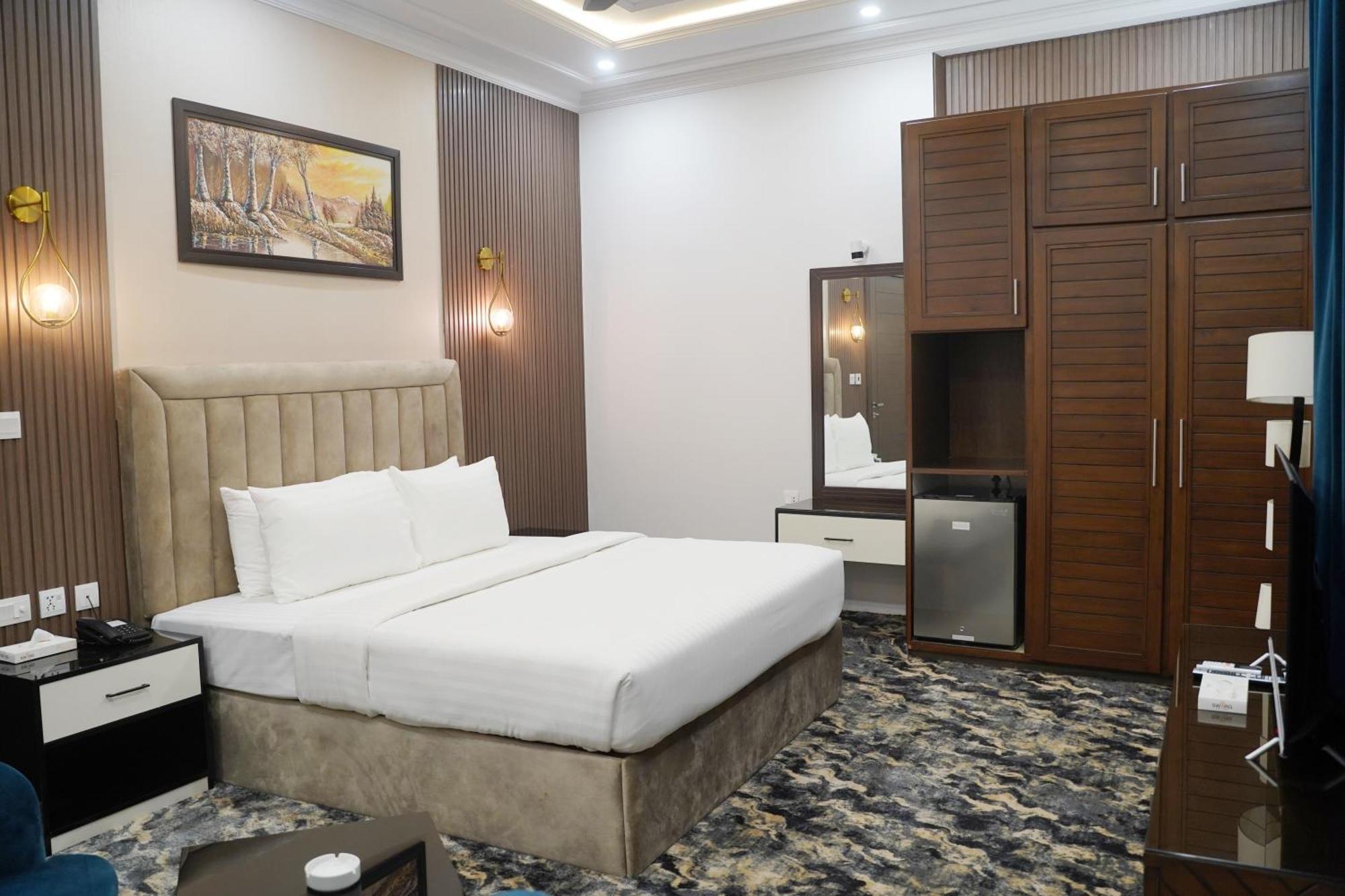 Swarg Hotel Sahiwal Экстерьер фото